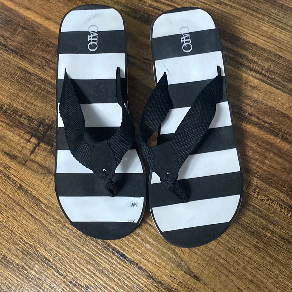 Catos size 8 flip flops